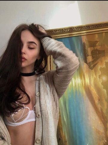 Габриэлла Маленькая Брюнетка